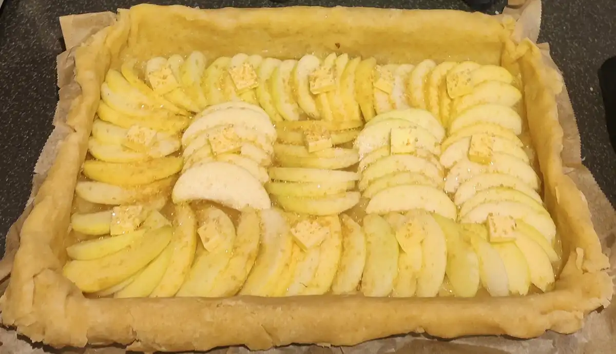 Family comes first, means also baking the best apple pie in the world ("Tarte aux pommes à la bretonne") with my daughter!